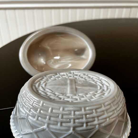 Westmoreland/Rosso Marble Slag Glass Covered Chicken with a Split Tail on a Wove - Picture 6 of 6